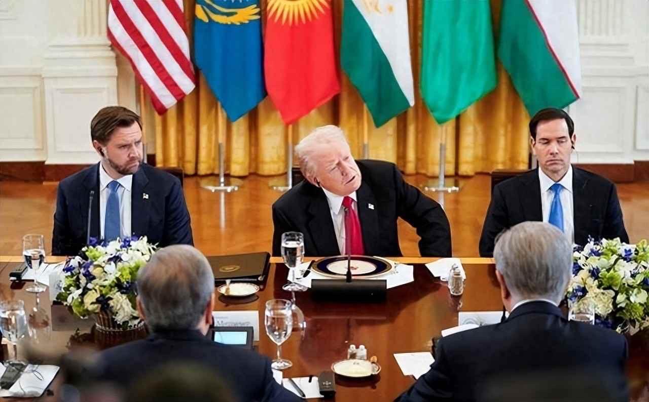 托卡耶夫微笑不笑，特朗普签旧协议，小国在夹缝里找活路

2025年11月7日，在