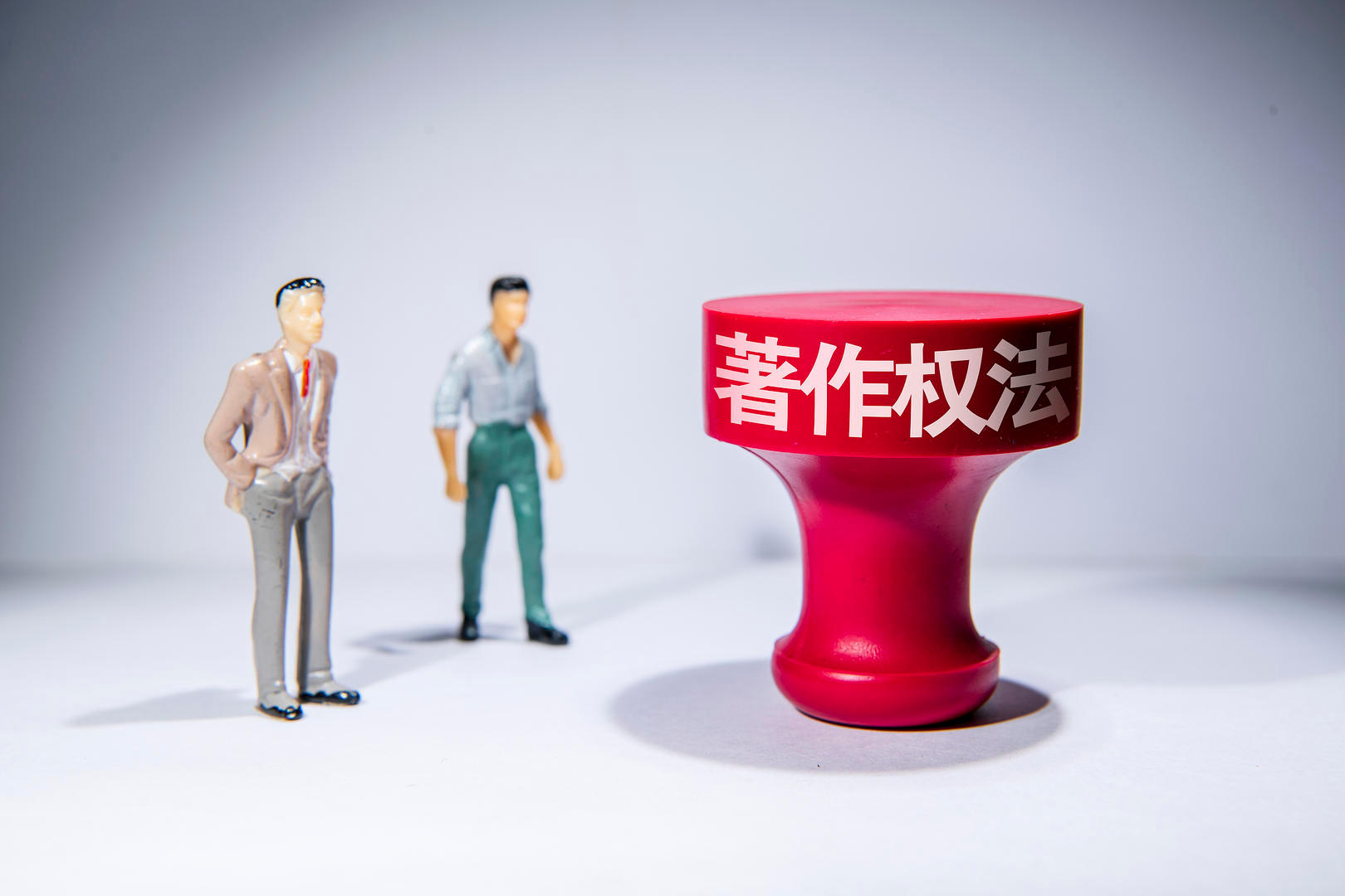 #年会邀请歌手翻唱被判侵权赔4万#【邀请歌手在企业年会上唱歌，被判赔偿4万元，律