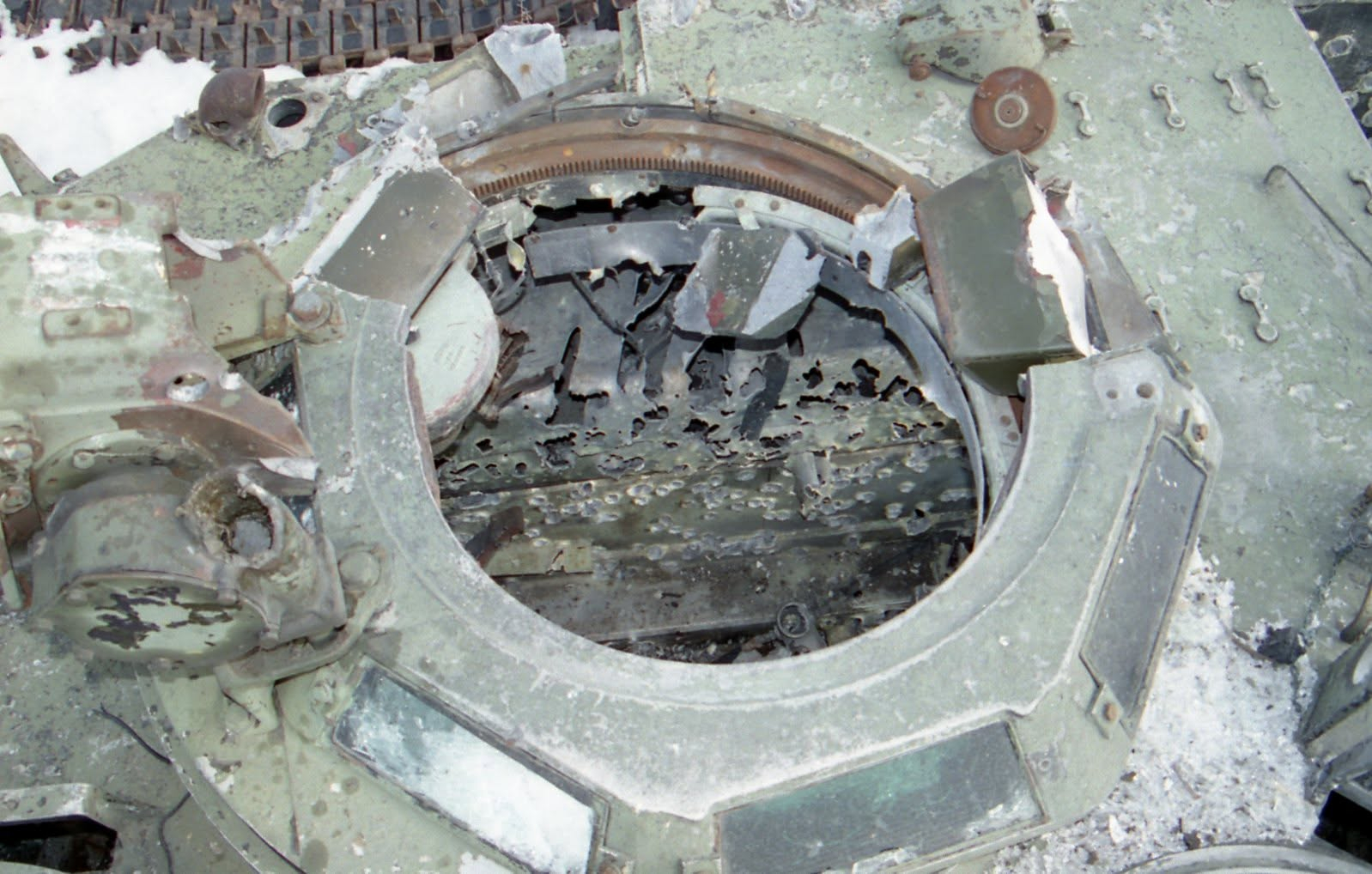 【密恐慎入】一辆退役的 M113-1/2 CRV Lynx（猞猁）装甲侦察车，被