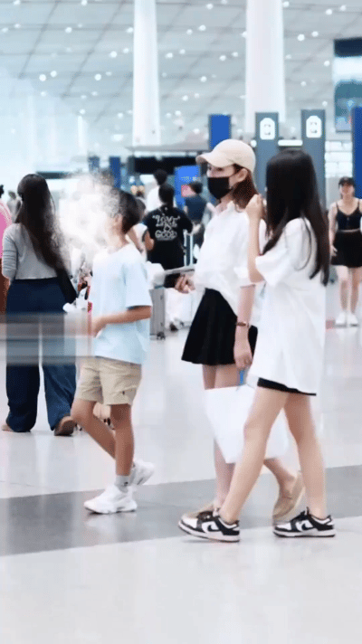 汪小菲的现任马筱梅带着大S的子女现身北京机场。11岁的小玥儿已经长到马筱梅的耳际