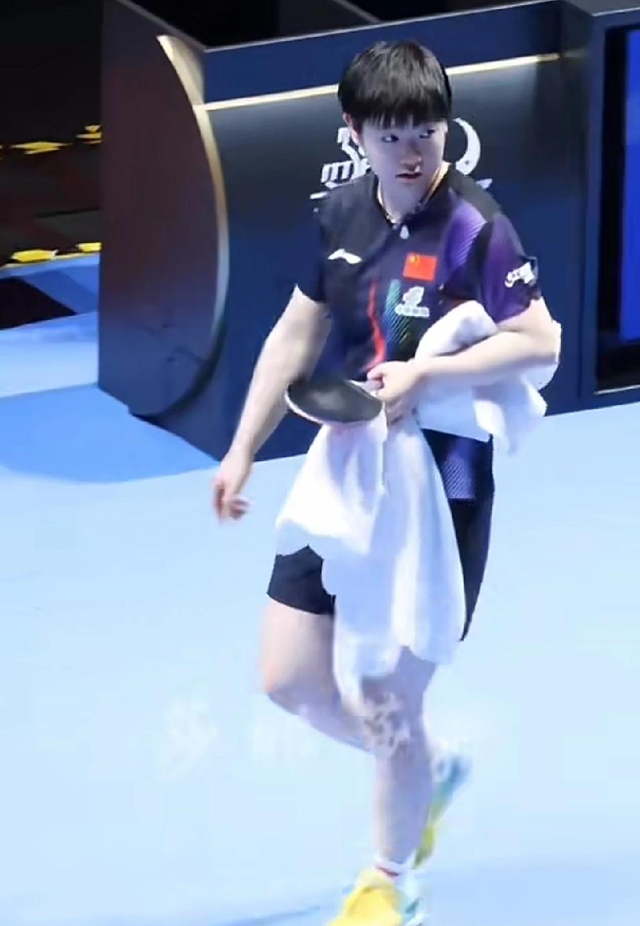 泰国裁判对莎莎的喜欢，藏都藏不住。
莎莎赛后拿着毛巾往前走，旁边裁判突然叫住莎莎