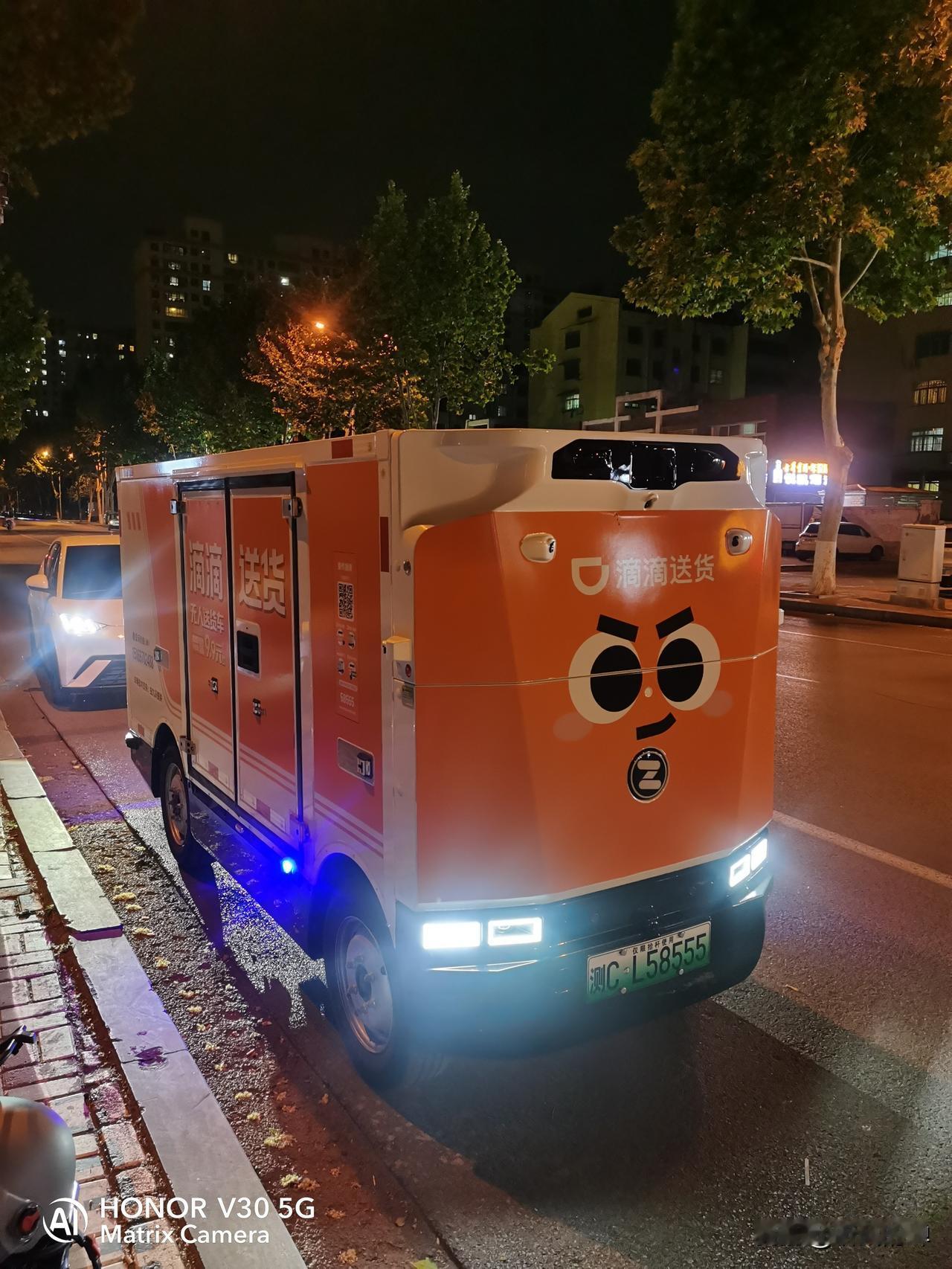 无人智驾真得太香啦，送货距离接近20千米，配送费仅仅只有九块九毛钱，经济又实惠，