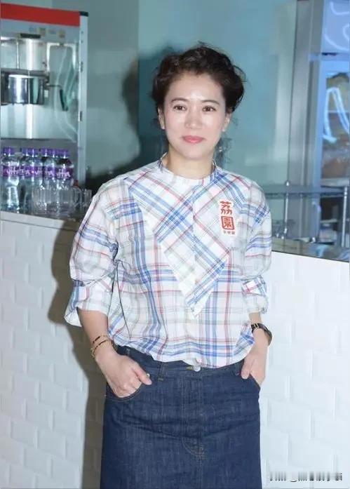 袁咏仪说，人长大之后就变了，觉得有时有些东西真的没必要买。有时候买些很基本的衣服