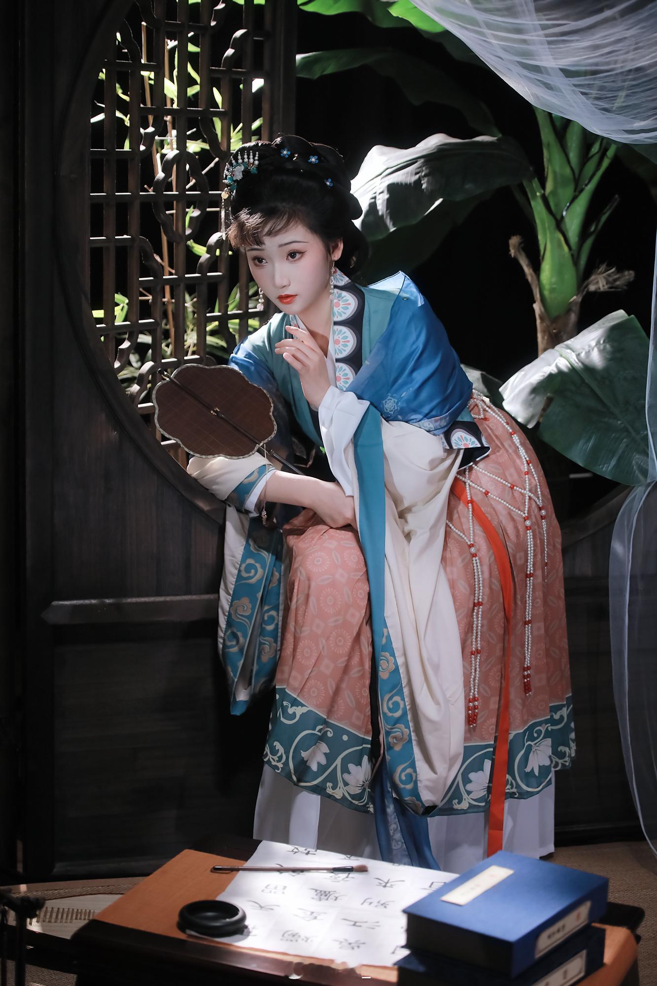 往事流转在你眼眸一边遗忘，一边拼凑上海约拍仕女图