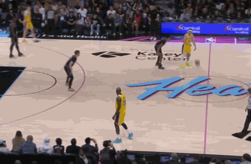 相信队友！詹姆斯助攻拉拉维亚进三分湖人vs热火