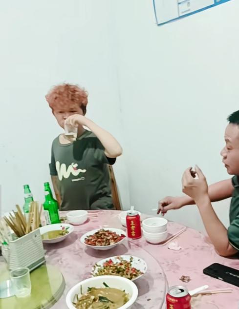 父亲绰号“啤酒仙人”，范小勤的酒量其实是这么练出来的
范小勤端起酒杯一饮而尽，动