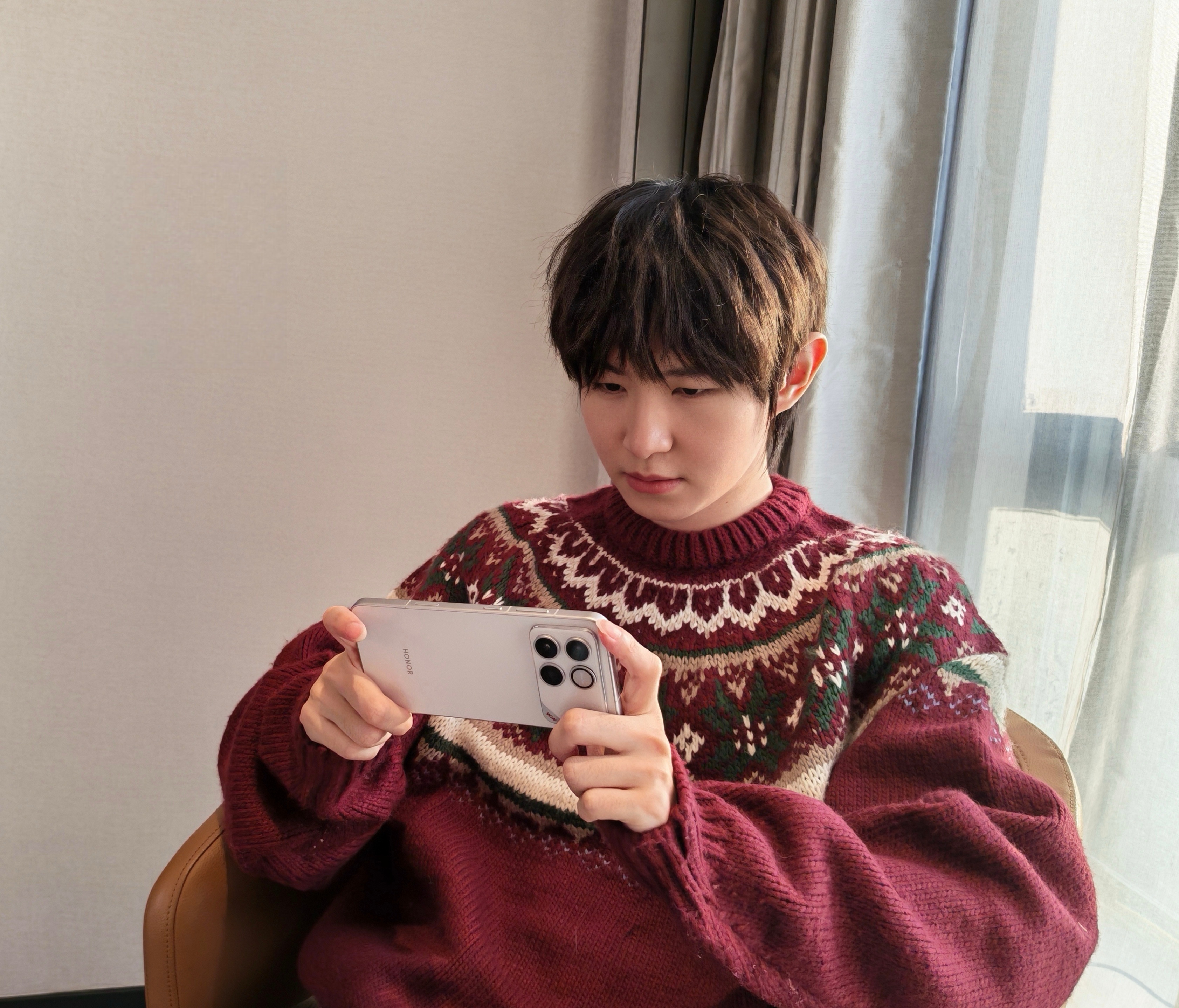 超大电池+充电分离+超高刷。都是未来性能机的方向。大家期待的主动散热，金属机身，