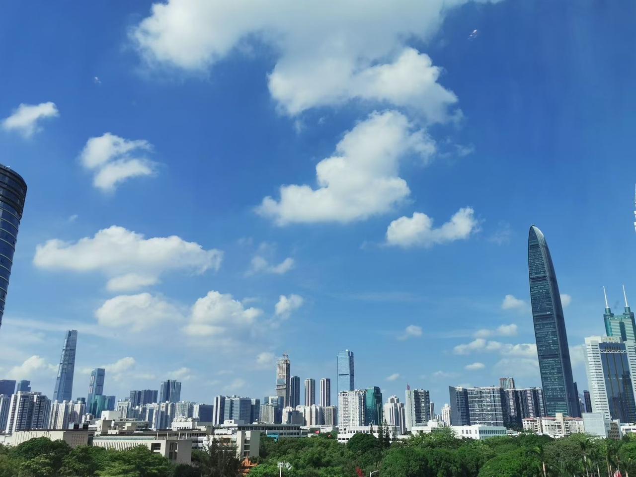 晒图笔记大赛蓝天白云下的现代都市，高楼林立，繁华尽显。