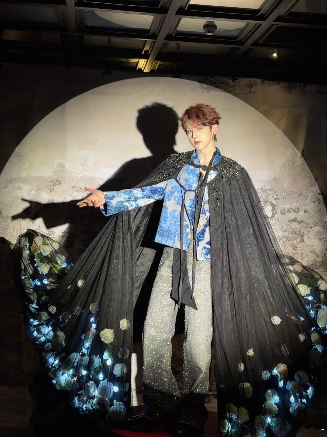 郭俊辰染了粉发这视觉冲击力堪称绝杀！当他顶着那团柔软的火焰出现，瞬间理解了什么叫