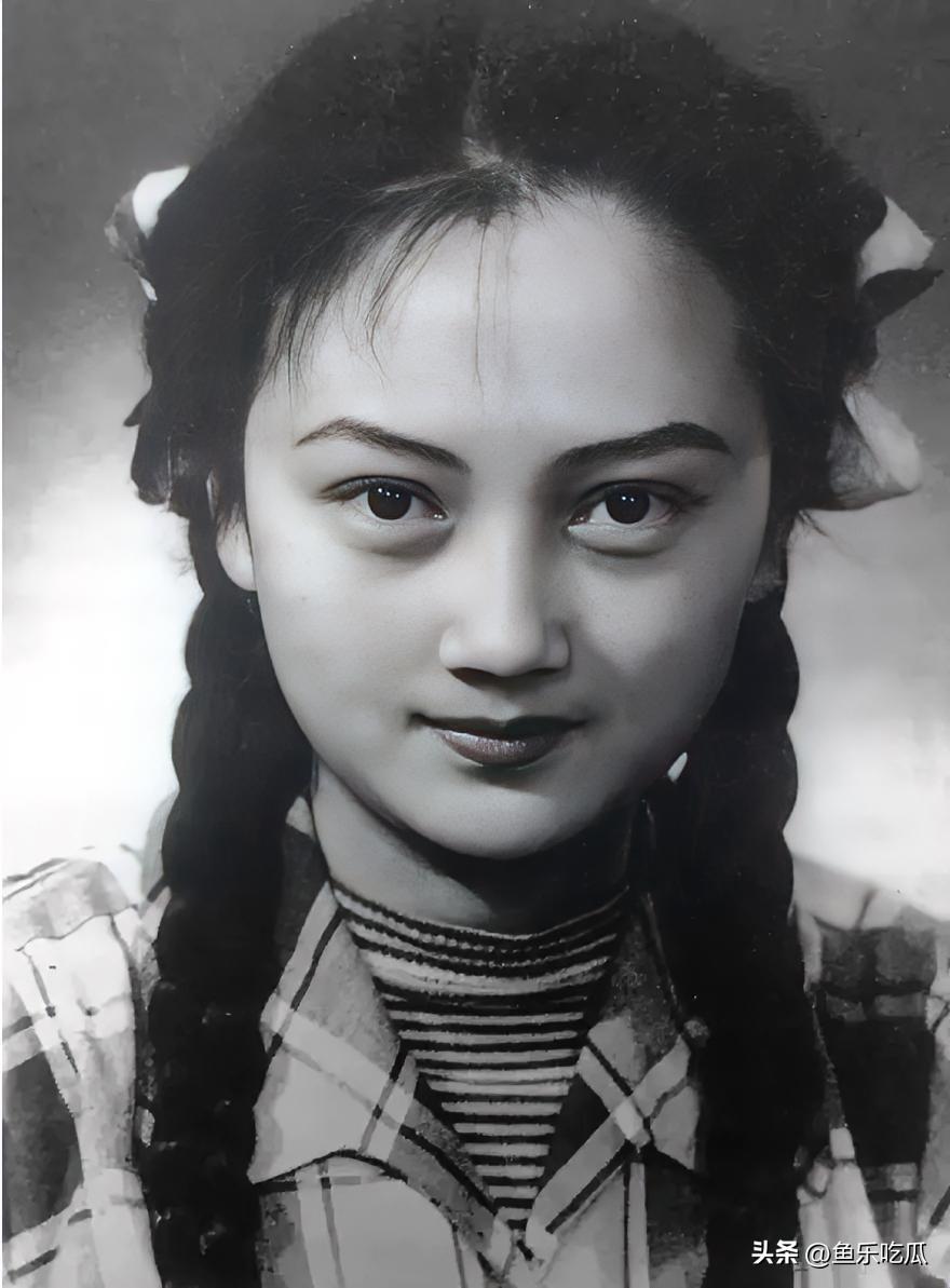 真美啊！这是八十年代一位最美女演员的素颜照。她无论演什么角色，都令人百看不厌，军