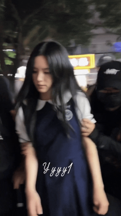 周也怎么像木偶人机一样被人推着走这么远，怎么回事，好离谱啊 