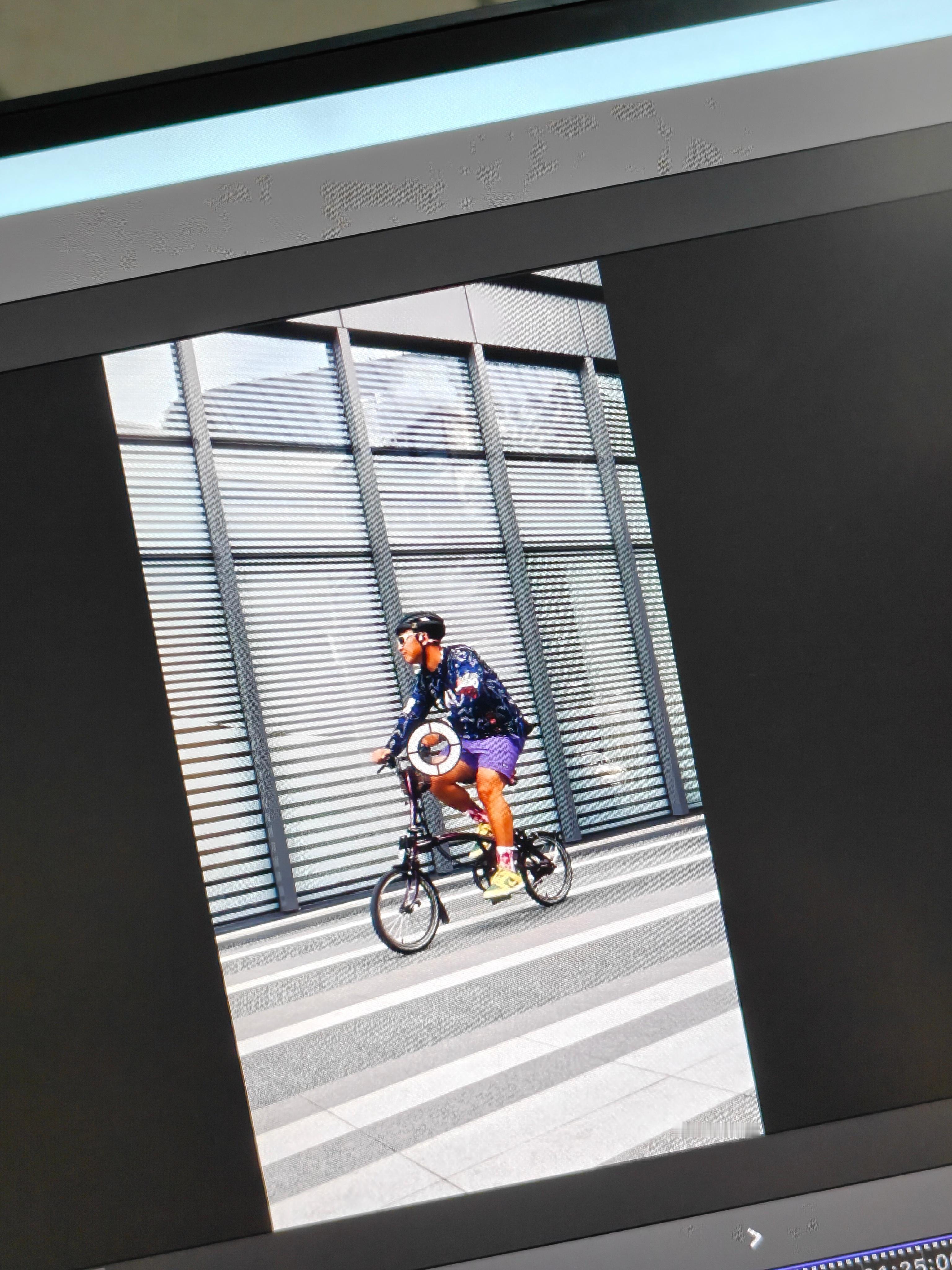 骑车还是很快乐的外卖员小黑营业🚴🏻♂️ 