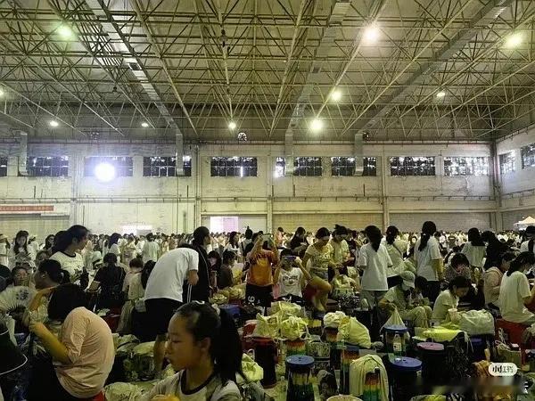 白鹿八个月没播剧，今天线下应援是什么水平 ​​​