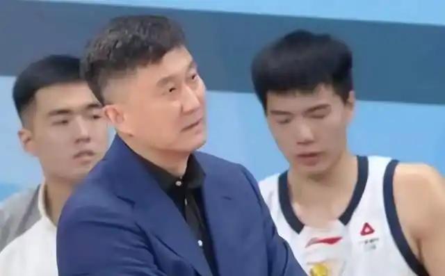 北京男篮近期状态稳健，六战五胜，仅负于上海队，稳居积分榜前列。

然而，伤病隐患