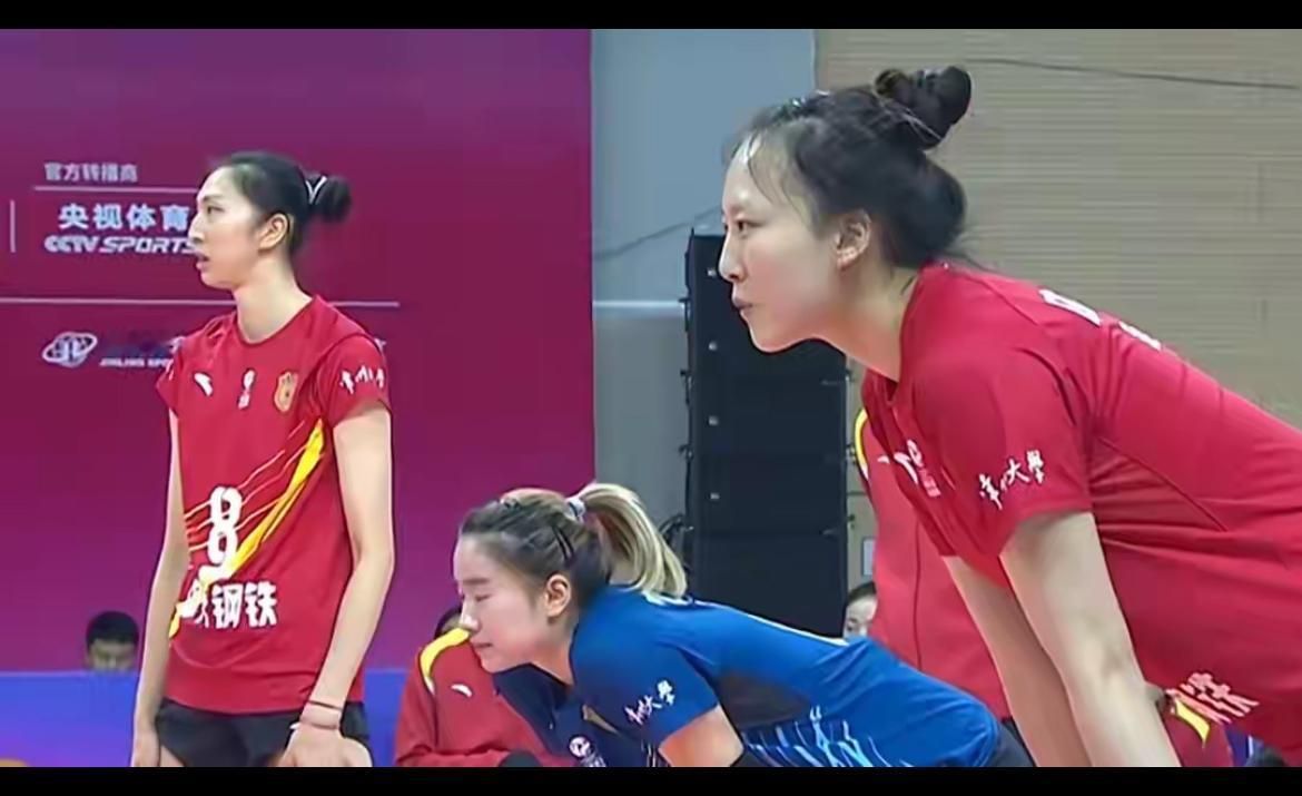 江苏女排0:3输给上海女排，这很正常。
本赛季，江苏女排张常宁等7名老队员离开江