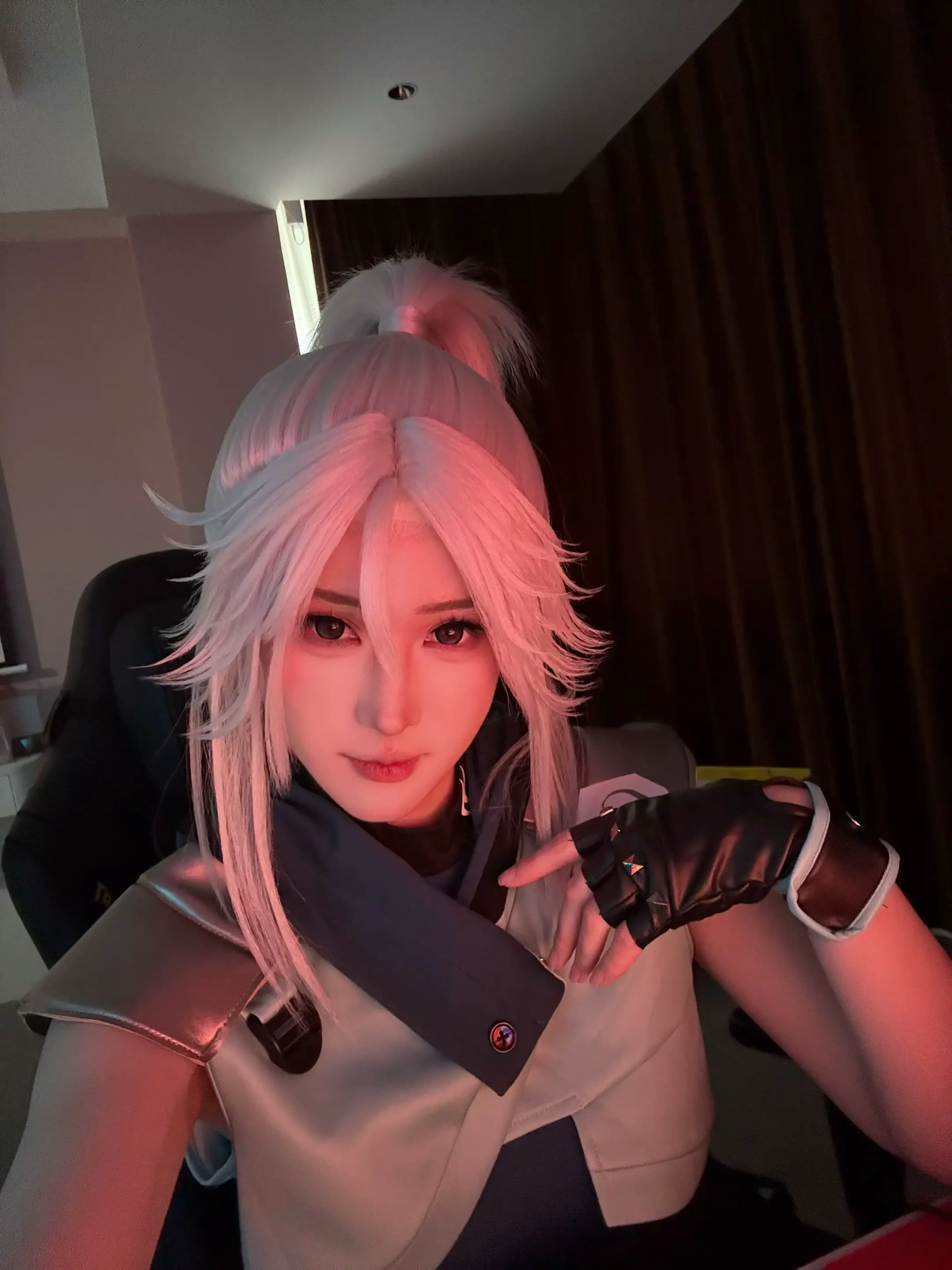 那天我买了车票去见你 看见你跟她热吻了五分钟 那五分钟里我想家想妈妈想打