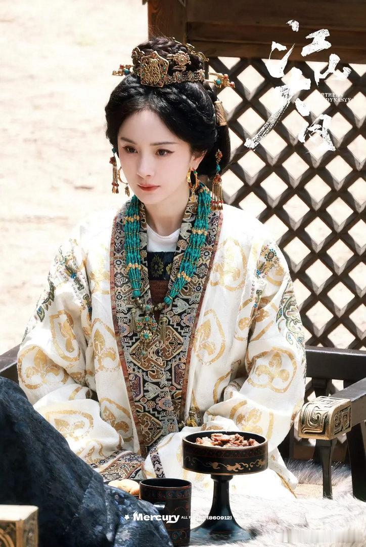 杨幂全新江山大同造型释出，太惊艳 