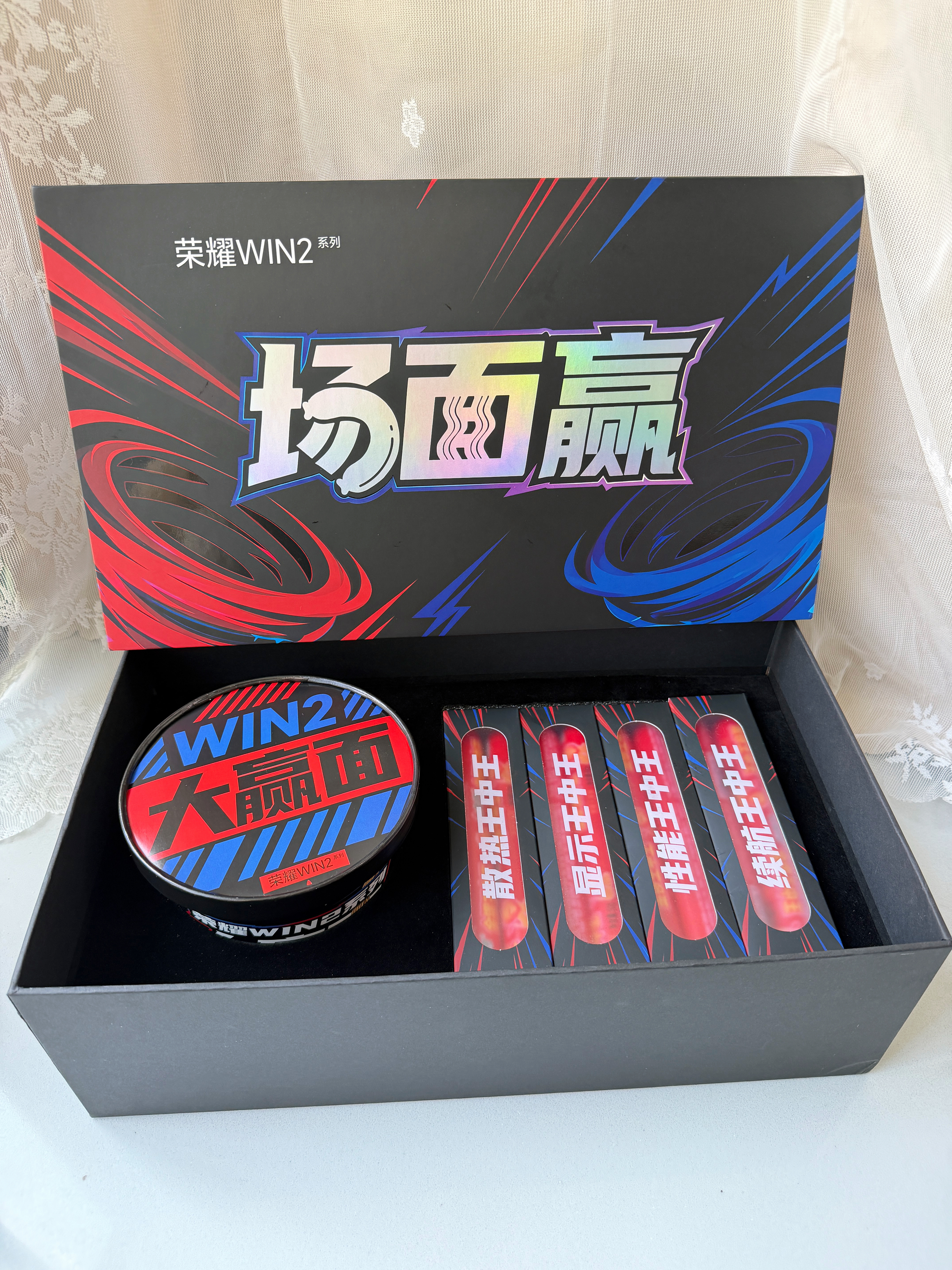荣耀WIN2的泡面火腿肠邀请函，一语双关。除了“大赢面”的巧思，定价也给到王中王