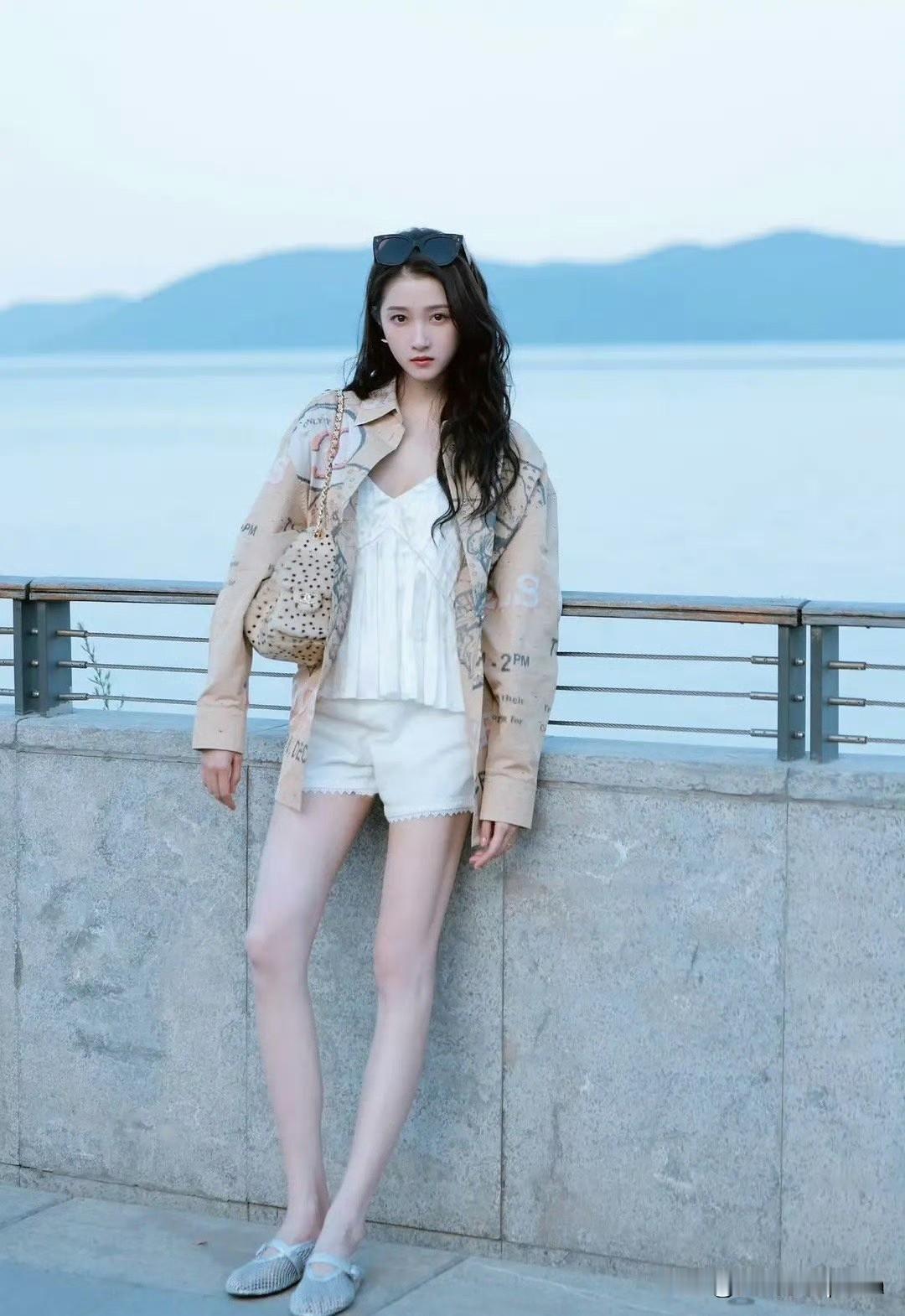 关晓彤最近真的很会穿！
香奈儿上身，私服一套比一套在线，大长腿优势彻底拿捏，终于