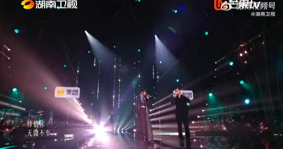 歌手直播周兴哲颜色歌手2026神仙组合唱响《颜色》，歌声好似多彩颜料，舒缓绵长，