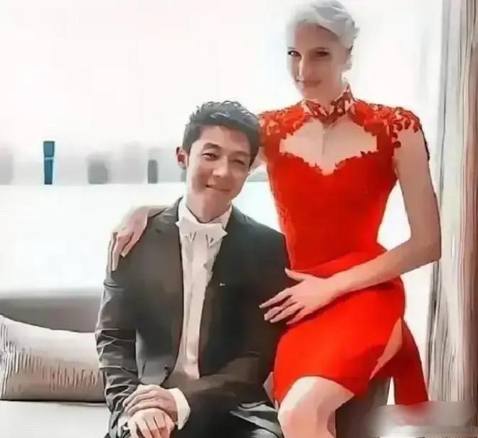 八年前，加拿大亿万豪门千金李白，毅然选择嫁给撒贝宁，甚至为此与父亲决裂。八年过去