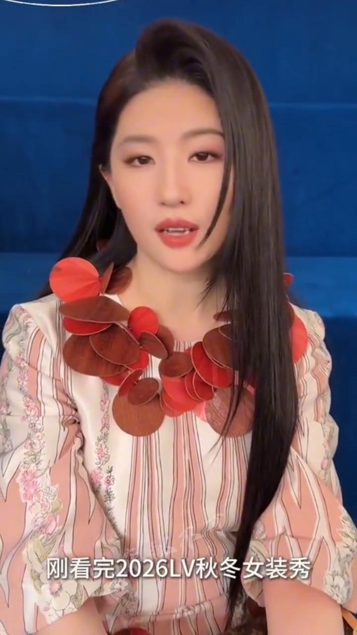 嘉人的朋友们大家好，我是亦菲。现在在巴黎，刚看完2026LV秋冬女装秀。