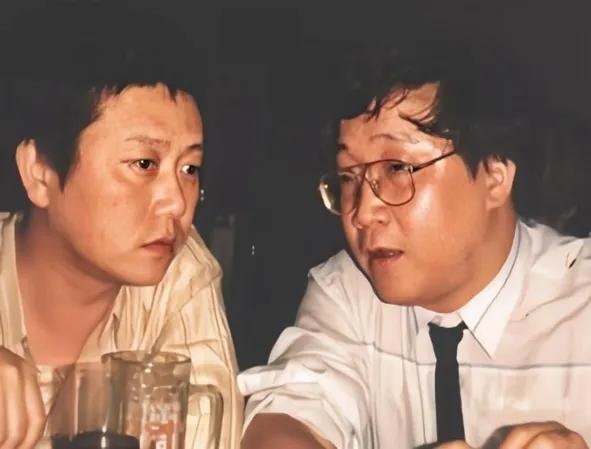 一次采访，主持人问王朔：“听说您接受采访一个小时要收十万块钱，是真的吗？”听闻此