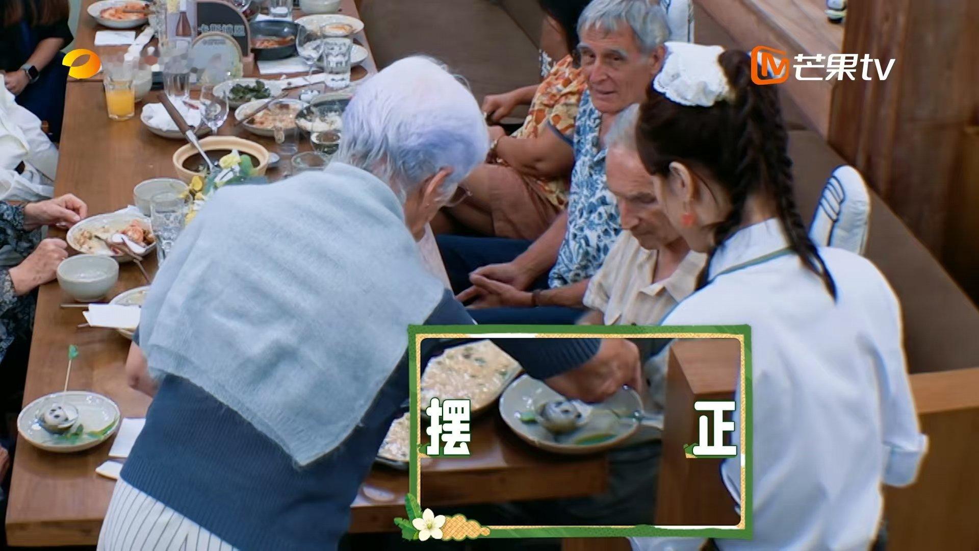 靳梦佳中餐厅熊猫糕卖疯了靳梦佳开心的发出鹅叫 一号桌六个还不够，外国客人吃完连连