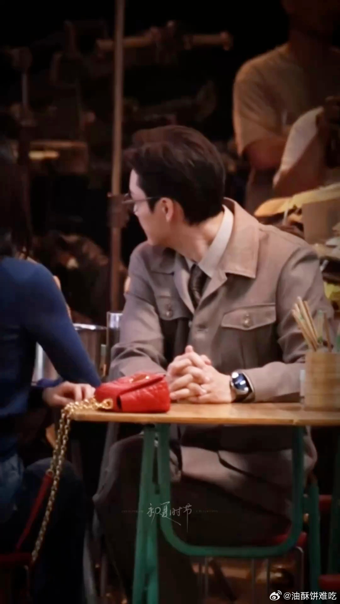 陈伟霆向涵之我一秒嗑上救命！这对视、这指尖触碰，谁看了不喊一句“好配”！陈伟霆斯