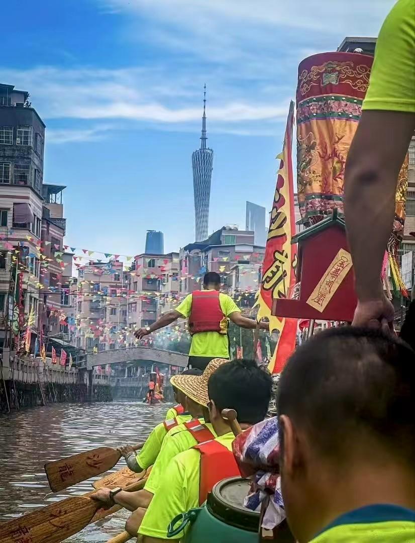 广州城市三件套与中轴线城中村的强烈反差，大塘这个宝藏机位即将成为绝版画面。趁着大