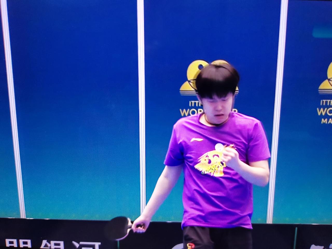 楚钦赛前热身，被薛飞打到手指头了，头哥疼出了表情包。
楚钦今天晚上男单1/8决赛