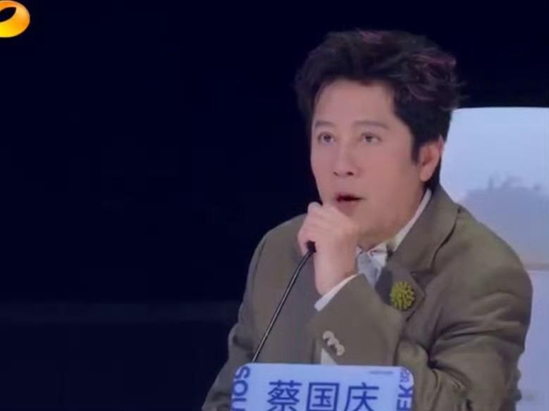 谁在萨顶顶嗓子里骑摩托萨顶顶现场学B-box太认真！那股认真劲儿配上飞速进步，摩