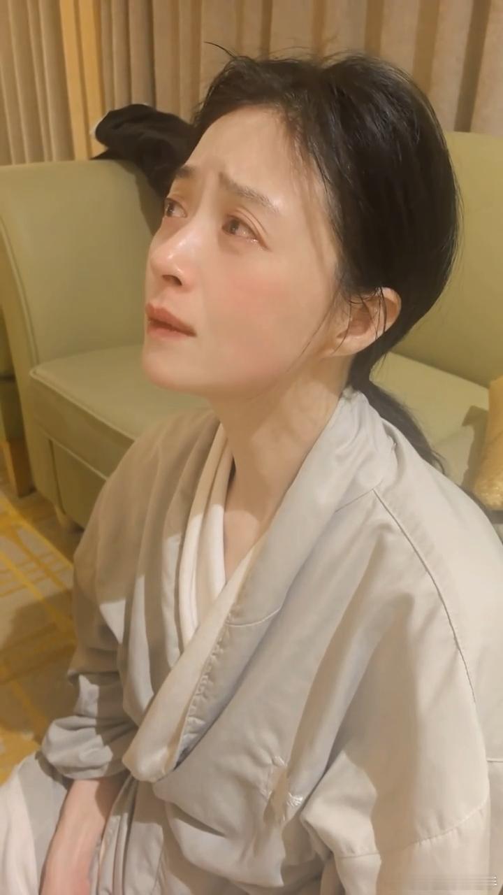 蒋欣哭了就让蒋欣吃点吧 看都被饿哭了，我减肥就蒋欣这样，真的会发疯蒋欣微醺后又哭