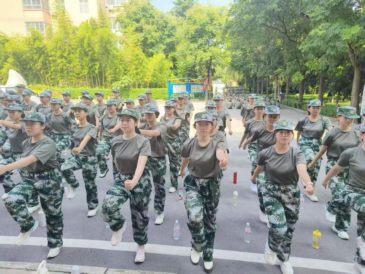 第四天，青春飞扬的校园军训，我找到了我的孩子😆😆😆！从最初的担心变成了开心