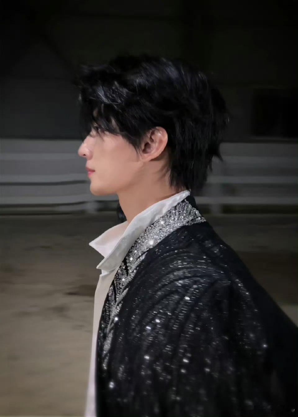 杨洋执剑黑马王子身姿挺拔侠气与优雅兼具，镜头下张力十足，童话感黑马王子氛围感，成