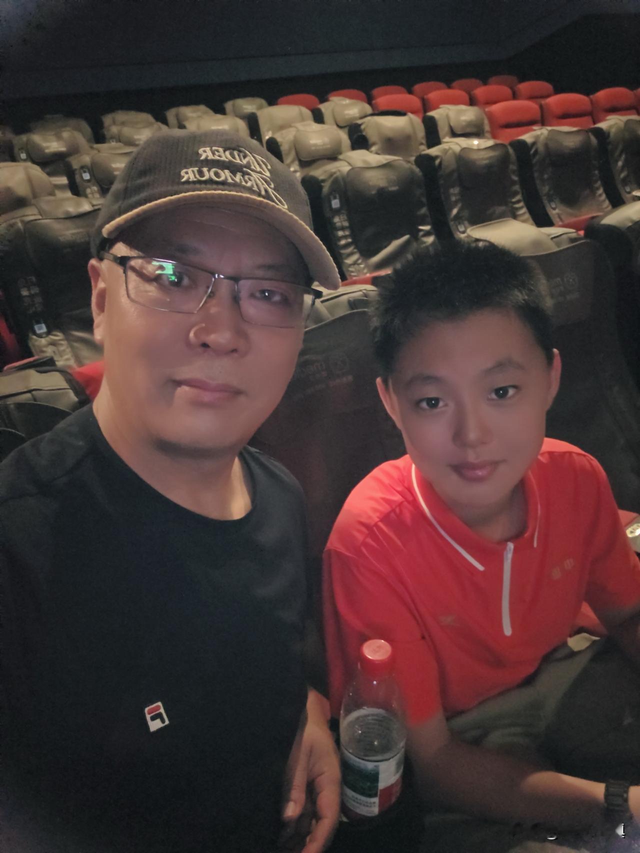 女儿非让我和外孙看一场电影不可，我一点都没看进去，外孙看得很起劲……

今天中午