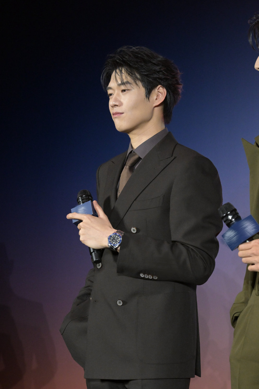 欧米茄海马活动现场颜值狙击 起猛了！这身造型绝了！深色西装搭配蓝色腕表，帅哥气场