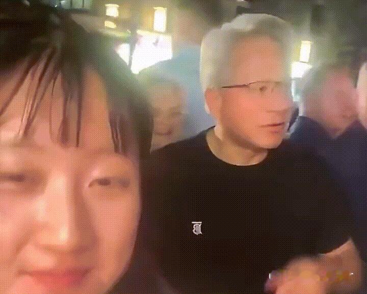 黄仁勋：全场我买单
近日，英伟达CEO黄仁勋用行动告诉大伙啥叫壕横。

据悉，黄