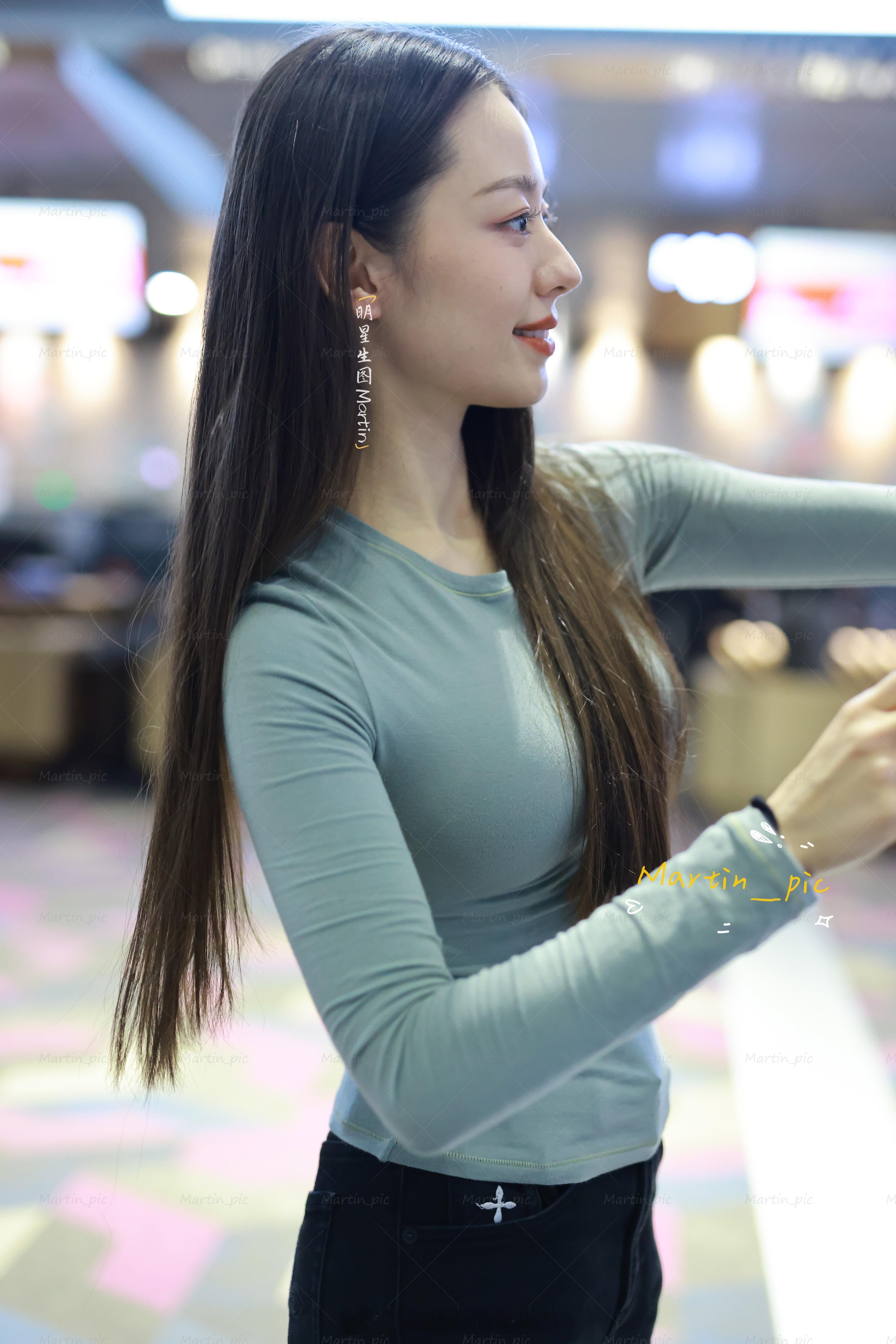 吉娜爱丽丝机场生图，颜值与身材并存，姐姐真的超宠粉，侧脸真的美晕了[awsl][