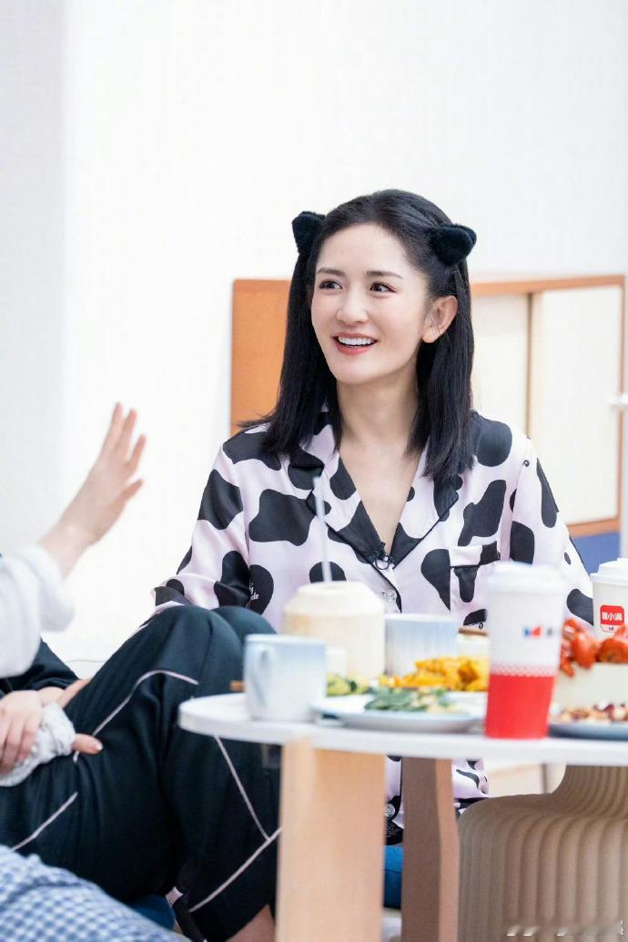 谢娜宣传娜就聊姐姐 厌倦了千篇一律的综艺套路，谢娜这档新节目太清流了，专注倾听姐