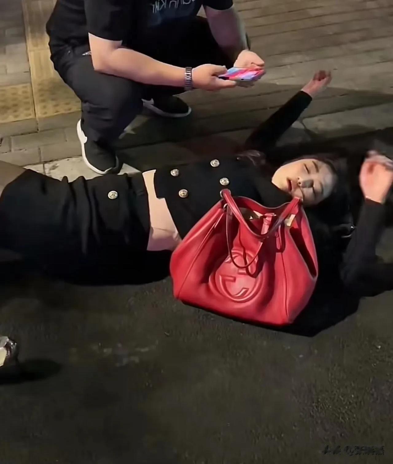 山东，深夜，女子穿着丝袜短裙，喝醉后不省人事躺在街上！随后，路过两名男子，他们上