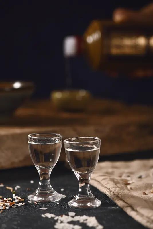 黄酒是否能取代白酒重回主流? 黄酒想取代白酒重回主流，有点难。白酒在国人心中地位