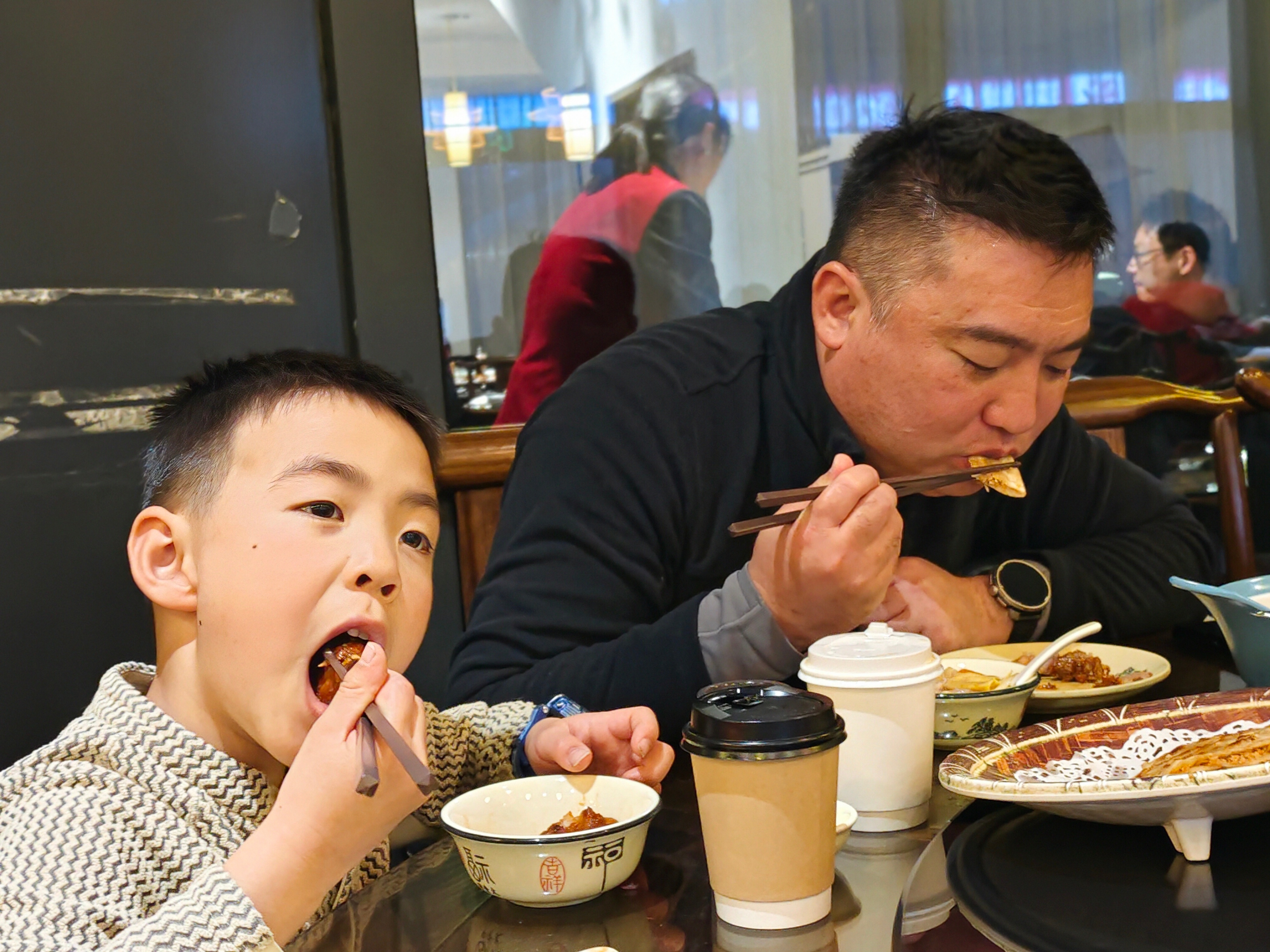 我真是服了这俩儿子了张小苗最近喝豆浆爱加糖，他一加糖，他爸就问小爱同学：“每年全