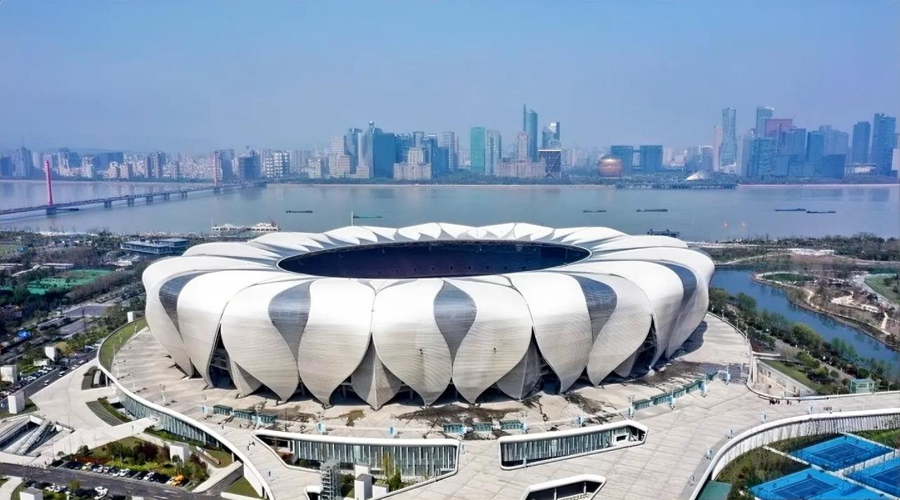 中国举办世界级/洲级运动会中国代表团人数以及获得金牌数：
1、杭州亚运会，132