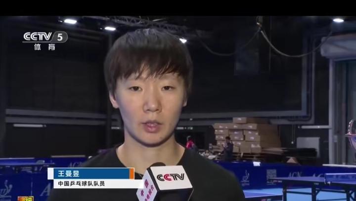 4月29日，央视直击伦敦国乒，王曼昱接受采访时，说伦敦的比赛场地比国内滑不少，曼