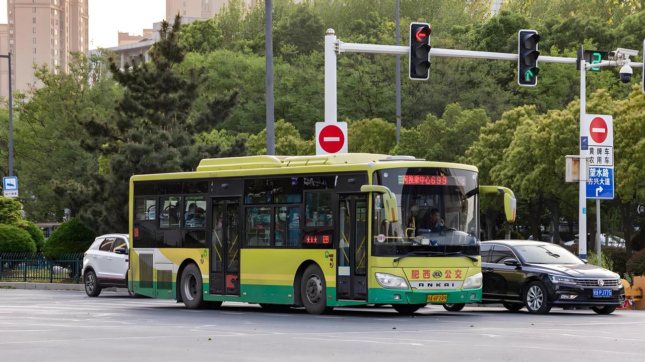 在合肥三县坐公交出行，肥西和长丰的体验差距，不止是线路多少，更是藏在学生上学、老