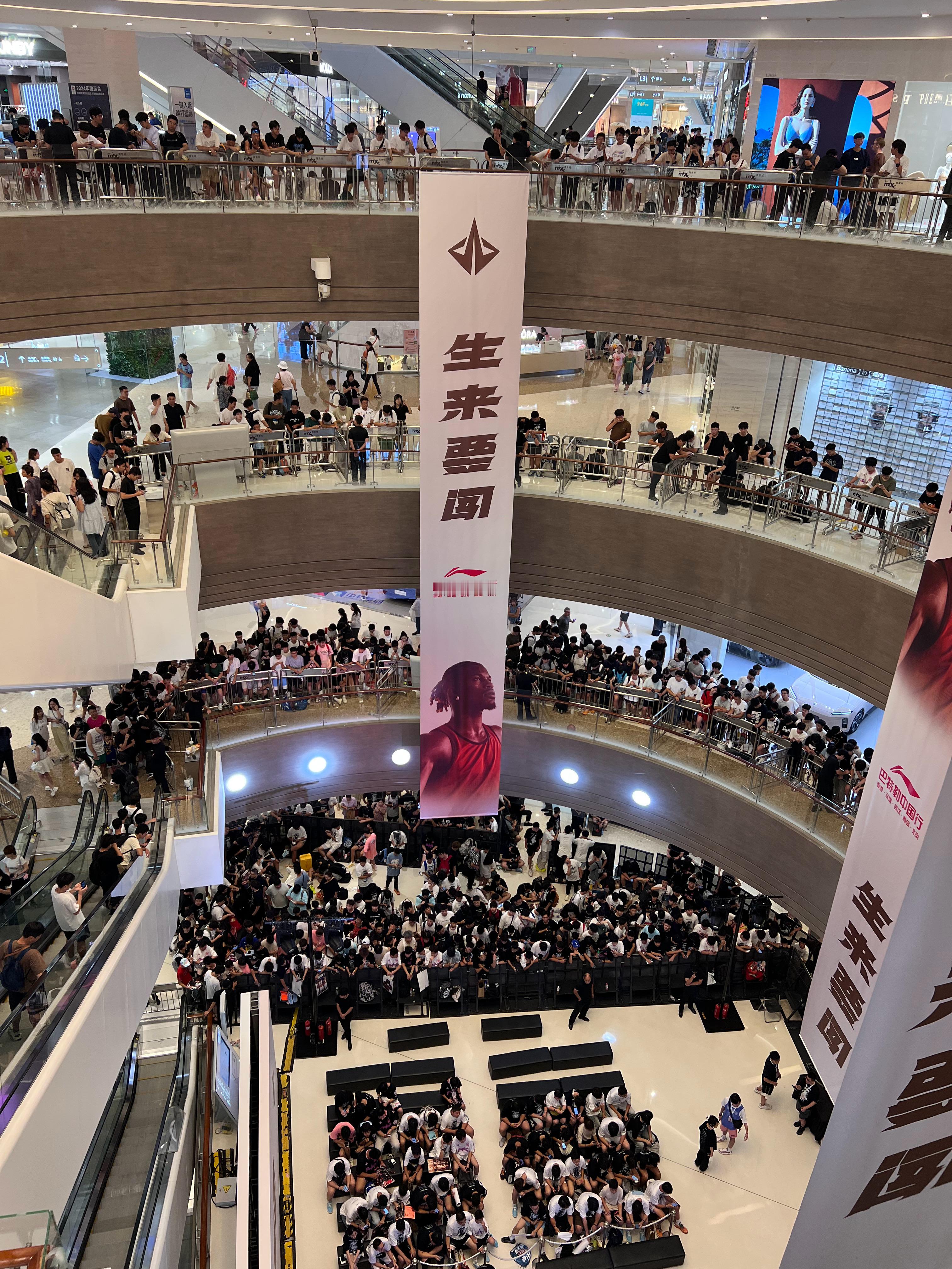 青岛万象城，离吉米-巴特勒活动还有一个半小时生来要闯李宁巴特勒中国行 ​​​