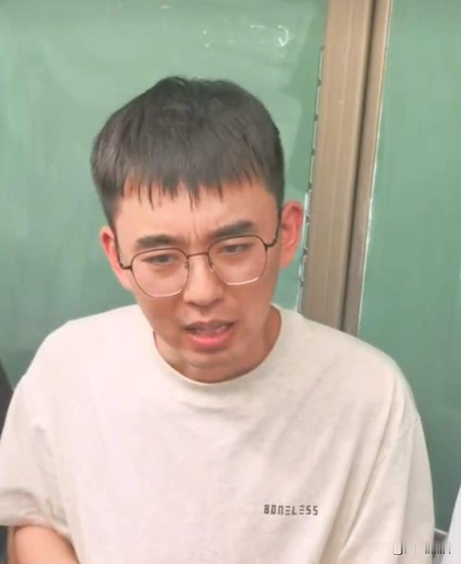 耿同学现在要做的就是要保护好自己，毕竟举报的事得罪了这么多人，动了这么多人的蛋糕