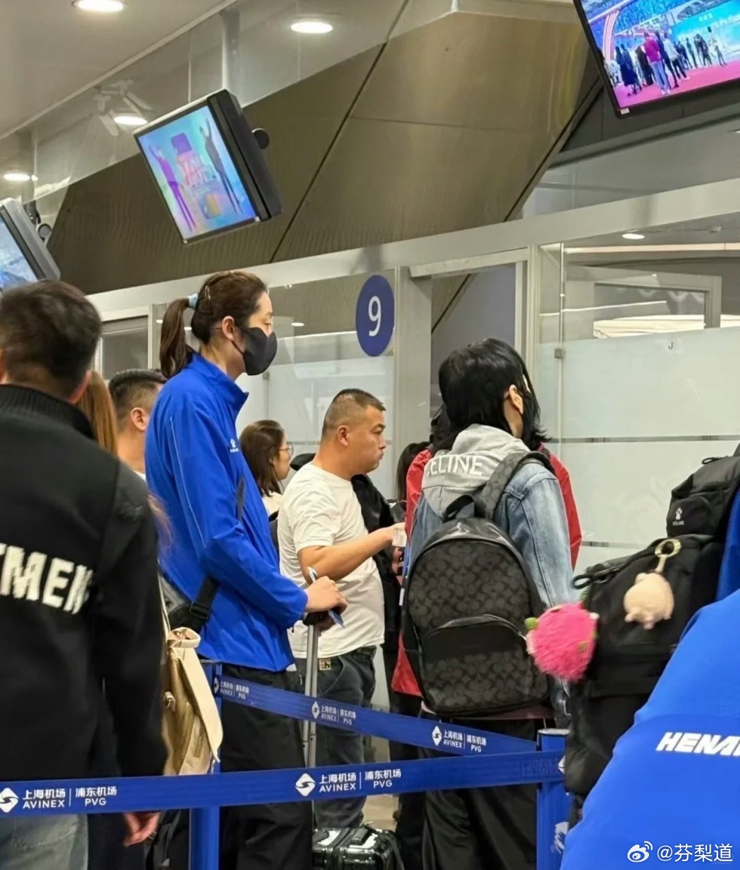 第十五届全运会朱婷有球迷在机场“偶遇”朱婷和河南女排，出发喽，全运会女排赛事进入
