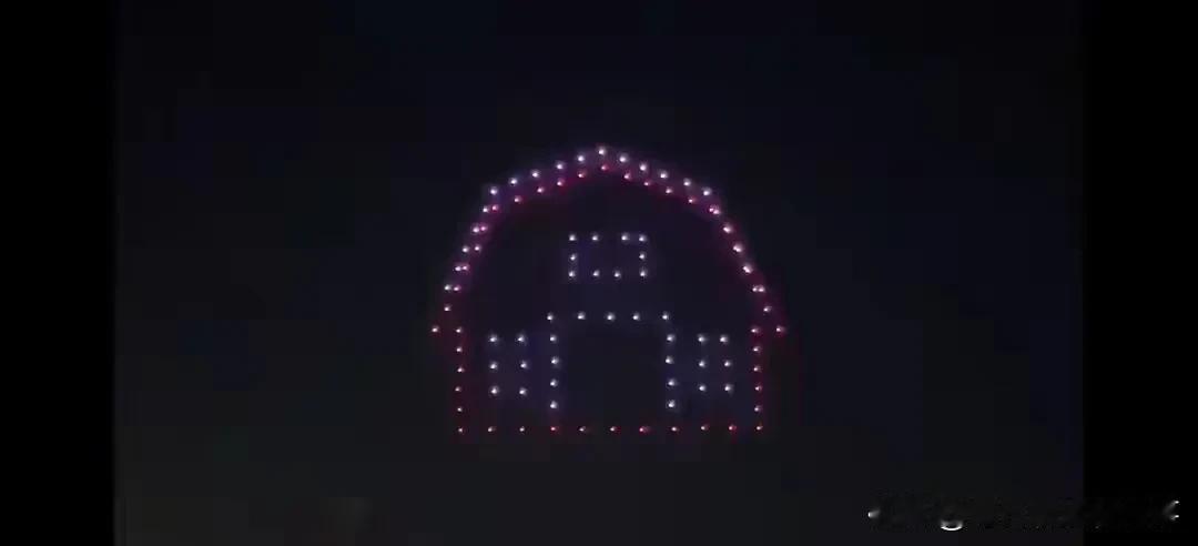 前11张图片是加拿大国庆时的无人机表演效果，最后两张是中国无人机表演的图片，其差